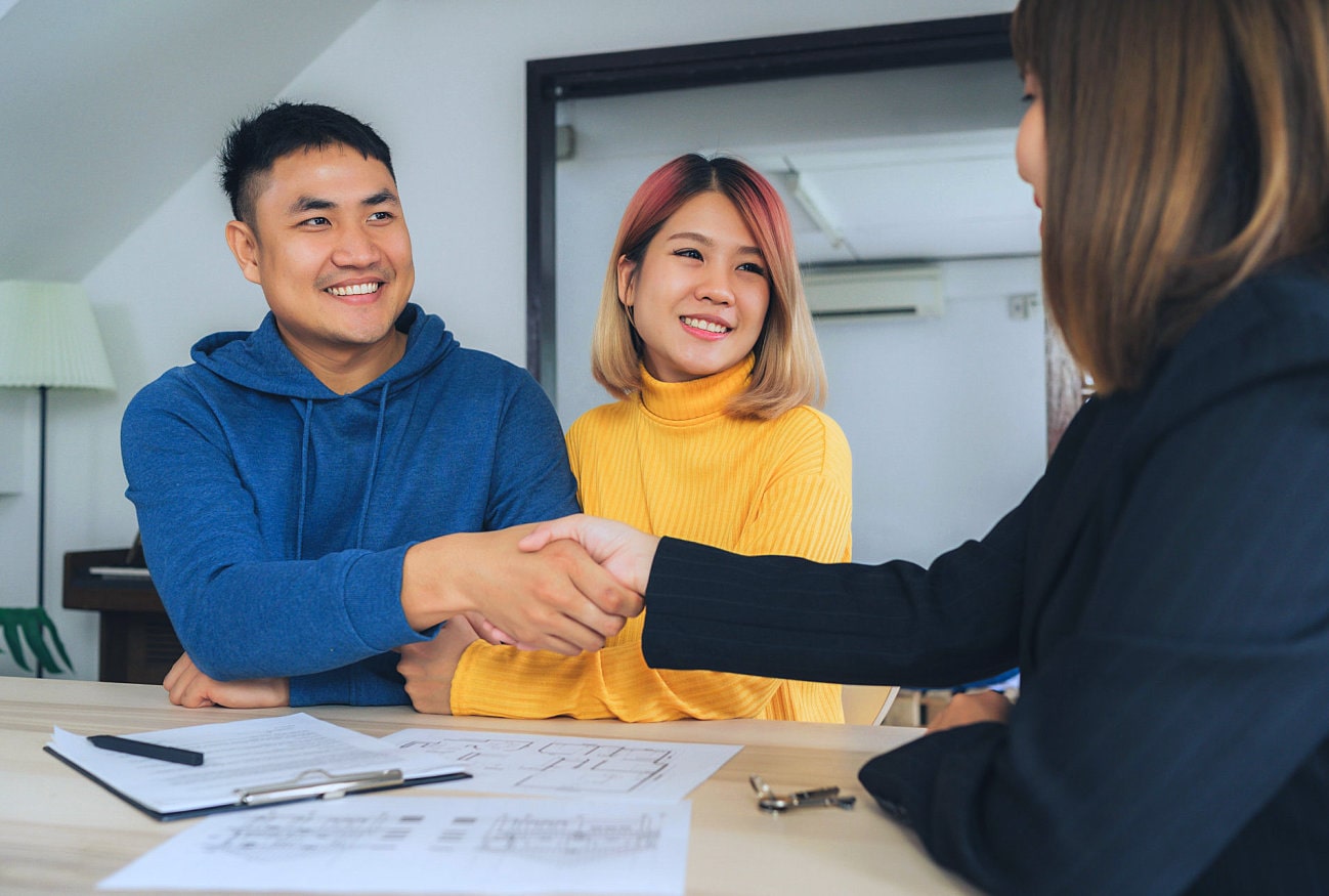 couple doing business with an agent